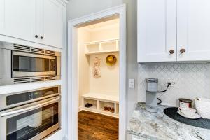 Foto sihtkohas Dothan asuva majutusasutuse 4 Mi to Dtwn Stylish Home with Large Yard in Dothan galeriist