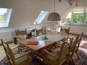 a dining room with a wooden table and chairs at 2-Zimmer Ferienwohnung am Teutoburger Wald in Lage