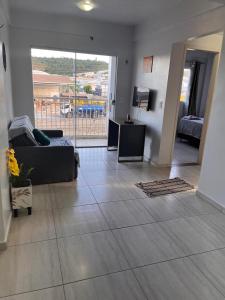 a living room with a couch and a table at AP Comfort Parauapebas B Paraiso in Parauapebas