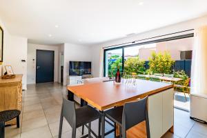 a kitchen and living room with a table and chairs at Villa Parenthèse - Élégance & Confort - clim in Perpignan