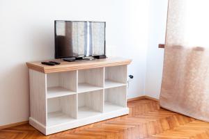 プラハにあるStunning Design Apartmentの部屋の白いスタンドのテレビ