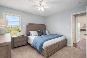 Voodi või voodid majutusasutuse Newly Built Luxury Home Near Beach with Pool and Spa toas