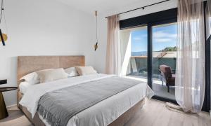 Giường trong phòng chung tại NEW!! Villa Siete Luxury Living Just Steps from the Beach +60 ảnh