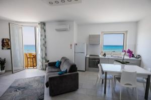 Pemandangan laut umum atau pemandangan laut yang diambil dari apartmen