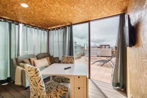 un soggiorno con un divano e un tavolo di Penthouse Praia de Olinda - Minho's Guest a Vila do Conde
