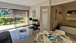 Ένα ή περισσότερα κρεβάτια σε δωμάτιο στο L'Ostréa T2 avec piscine et parking face plage