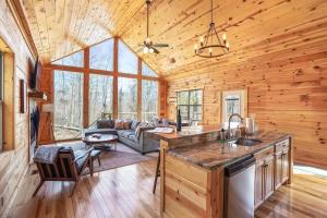 Χώρος καθιστικού στο Fern Woods A modern take on Hocking Hills cabins