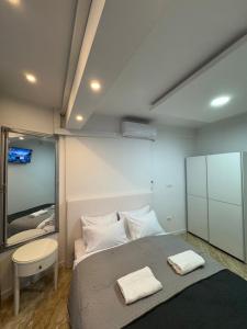 Una cama o camas en una habitación de Sarajevo Center Point
