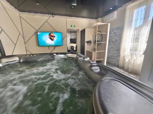 Zdjęcie z galerii obiektu Suite Hollywood by les spa de venus w mieście Charavines