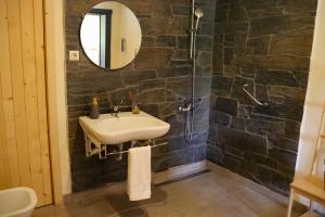 Koupelna v ubytování Ananda Guesthouse AL + 37 fotografií
