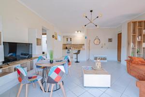 Μια τηλεόραση ή/και κέντρο ψυχαγωγίας στο 2 bedroom apartment Asprovalta
