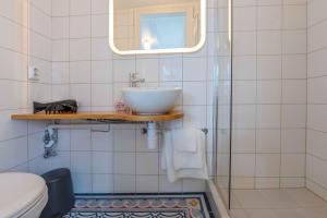 a bathroom with a sink and a shower at Lundins Hotell in Karmøy +25 photos