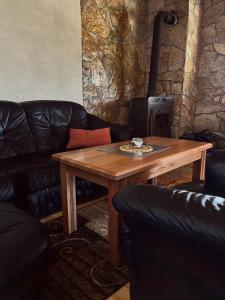 Ruang duduk di Tara Hideout