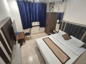 Postel nebo postele na pokoji v ubytování Capital Of Delhi Darshan Hotel