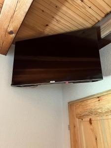 TV a/nebo společenská místnost v ubytování Tara Hideout