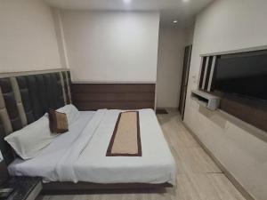 Postel nebo postele na pokoji v ubytování Capital Of Delhi Darshan Hotel