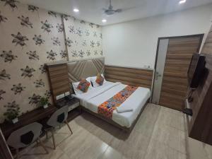Postel nebo postele na pokoji v ubytování Capital Of Delhi Darshan Hotel