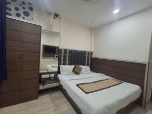 Postel nebo postele na pokoji v ubytování Capital Of Delhi Darshan Hotel
