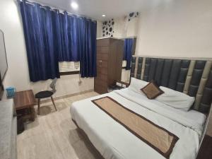 Postel nebo postele na pokoji v ubytování Capital Of Delhi Darshan Hotel