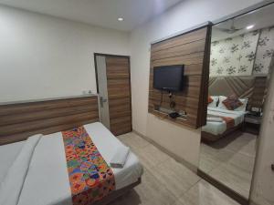 Postel nebo postele na pokoji v ubytování Capital Of Delhi Darshan Hotel