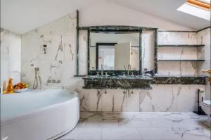 Phòng tắm tại Milano Suites
