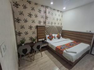 Postel nebo postele na pokoji v ubytování Capital Of Delhi Darshan Hotel