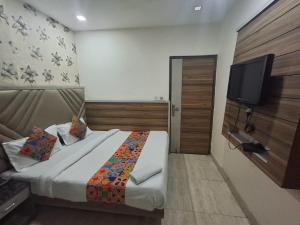 Postel nebo postele na pokoji v ubytování Capital Of Delhi Darshan Hotel