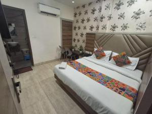 Postel nebo postele na pokoji v ubytování Capital Of Delhi Darshan Hotel