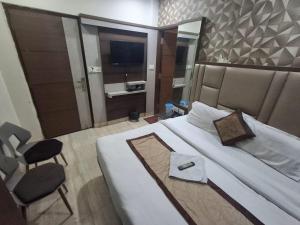 Postel nebo postele na pokoji v ubytování Capital Of Delhi Darshan Hotel