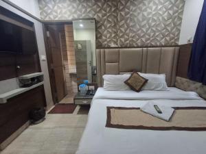 Postel nebo postele na pokoji v ubytování Capital Of Delhi Darshan Hotel