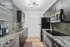 Kuchyň nebo kuchyňský kout v ubytování Primo Scottsdale Location - Heated Pool & Parking