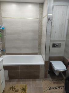 キシナウにあるApartaments Sandraのバスタブとトイレ付きのバスルーム