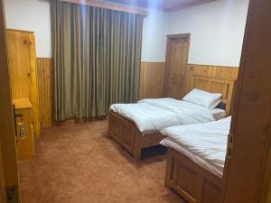 Postel nebo postele na pokoji v ubytování Kaghan Hills Resort