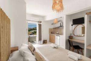 TV a/nebo společenská místnost v ubytování Athina Rooms - Lounge Apartments