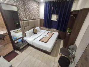 Postel nebo postele na pokoji v ubytování Capital Of Delhi Darshan Hotel