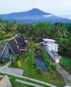 una vista aerea di una casa con un fiume di Glamping Orak Arik a Karangmanggu