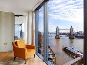 Una habitación con una ventana con vista al puente de la Torre. en Cheval Three Quays at The Tower of London, en Londres