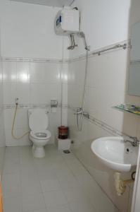 Kylpyhuone majoituspaikassa Bien Khoi Mini Hotel
