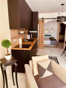 Un pat sau paturi într-o cameră la Seagarden Hideaway - 1bed apt +9 fotografii