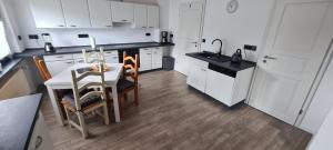 Kuchyň nebo kuchyňský kout v ubytování Ferienwohnung im Westerwald