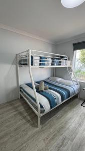 Ένα ή περισσότερα κρεβάτια σε δωμάτιο στο Waterfront Unit 2 +19 φωτογραφίες