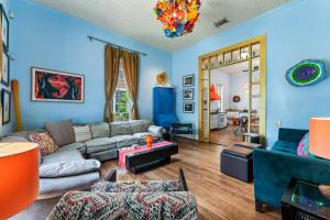 sala de estar con paredes azules y sofá en Vibrant Location Artistic Home Downtown King Bed, en San Antonio
