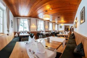 Reštaurácia alebo iné gastronomické zariadenie v ubytovaní Berghotel-Gasthof Gstrein