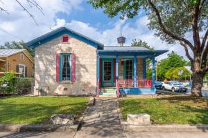 una pequeña casa de ladrillo con techo azul en Vibrant Location Artistic Home Downtown King Bed, en San Antonio