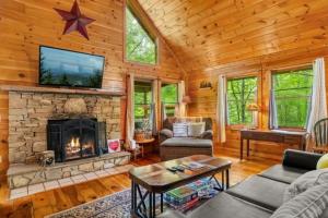 a living room with a fireplace and a tv at Cupids Hideaway Gatlinburg in Sevierville