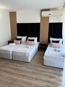 Postel nebo postele na pokoji v ubytování Dreams Family Hotel