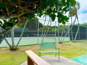 Tenis a/nebo squash v ubytování Central and Bright 2 BR, 2 BA, Pool and Oceanview nebo okolí