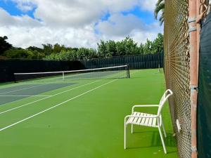 Tenis a/nebo squash v ubytování Central and Bright 2 BR, 2 BA, Pool and Oceanview nebo okolí