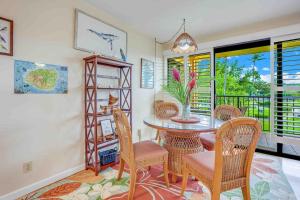 una sala da pranzo con tavolo e sedie di Tropical 1 Bedroom with 2 Full Bath at Resort a Lihue