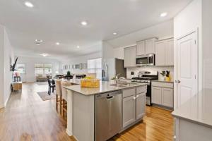 Η κουζίνα ή μικρή κουζίνα στο Family Friendly - Private - Spacious - Modern - Pool